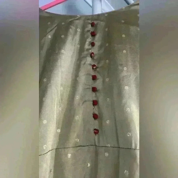 Kurti/Anarkali with beautiful gold metallic threads - Picture 7 of 8